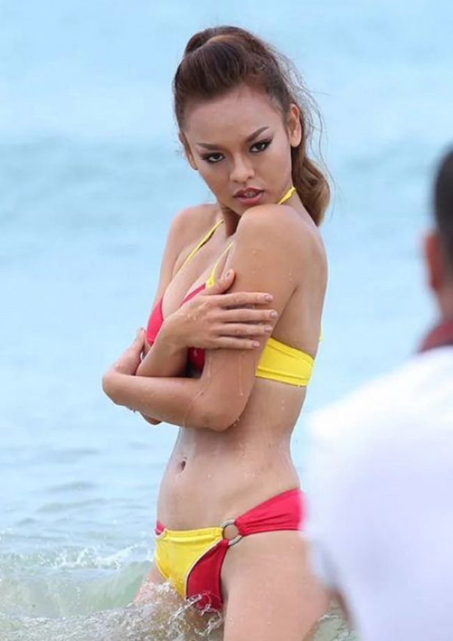Quỳnh Mai trong một thử thách chụp ảnh với bikini.