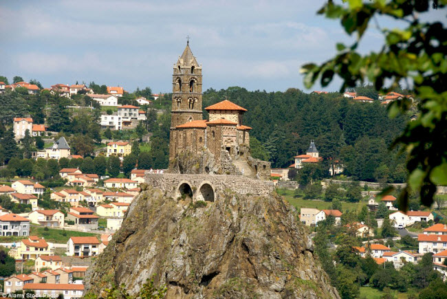 Nằm trên khối đá núi lửa cao 82m tại vùng Le Puy-en-Velay ở Pháp, nhà thờ St Michel d’Aiguilhe có niên đại từ thế kỷ thứ 10. Du khách phải trèo lên 268 bậc thang bằng đá để tới được nhà thờ này.