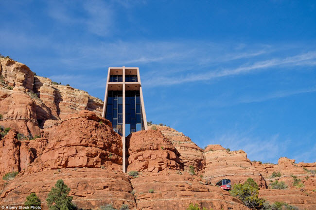 Nhà thờ Holy Cross được xây dựng trên cấu trúc đá đỏ Sedona có độ cao 76m ở bang Arizona, Mỹ. Thiết kế của công trình này được lấy cảm hứng từ tòa nhà Empire State Building nổi tiếng.