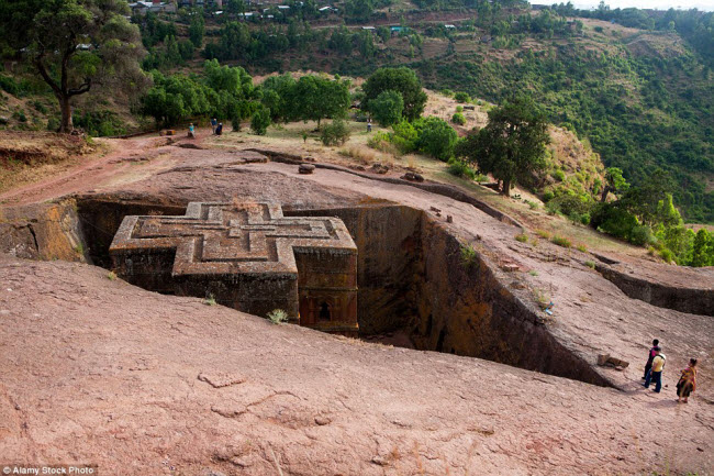St George là một trong số 11 nhà thờ tạc từ đá nguyên khối tại Lalibela, Ethiopia. Các nhà thờ có kiến trúc hình chữ thập này được UNESCO công nhận là di sản thế giới từ năm 1978.