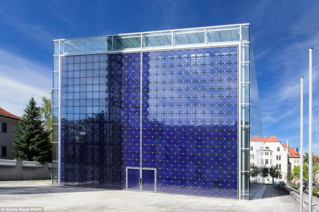 Khác với nhà thờ truyền thống, nhà thờ Herz-Jesu-Kirche tại thành phố Munich &#40;Đức&#41;, sử dụng nhiều loại vật liệu mới để tận dụng ánh sáng tự nhiên trong khi vẫn đảm bảo được sự kín đáo.