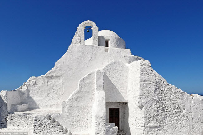 Nhà thờ Panagia Paraportiani là một trong những địa điểm du lịch hấp dẫn nhất trên đảo Mykonos, Hy&nbsp;Lạp. Nét độc đáo của công trình này là được sơn trắng bên ngoài.