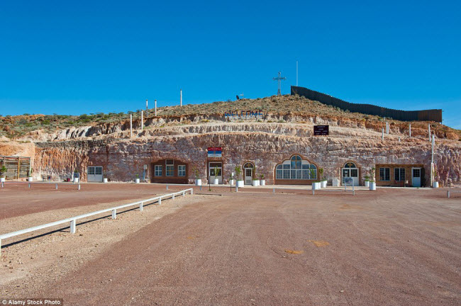 Nhà thờ&nbsp;Serbian Orthodox được xây dựng trong một quả đồi giữa sa mạc ở Coober Pedy, Australia. Bên trong nhà thờ có một giáo đường, nhà ở và thậm chí cả một trường học.