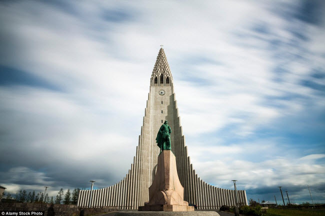 Nhà thờ Hallgrimur là một trong những địa điểm cao nhất của thành phố Reykjavik, Iceland. Du khách tới đây không chỉ để chiêm ngưỡng kiến trúc độc đáo của công trình này, mà còn ngắm toàn thành thành phố.