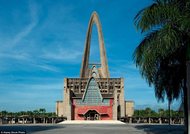 Hàng nghìn người hành hương tới nhà thờ Basilica de Nuestra Senora de la Altagracia tại thành phố Higuey &#40;Dominica&#41; hàng năm, để chiêm ngưỡng ảnh Đức&nbsp;mẹ Altagracia. Công trình này cũng thu hút du khách nhờ kiến trúc vòm bằng bê tông độc đáo.