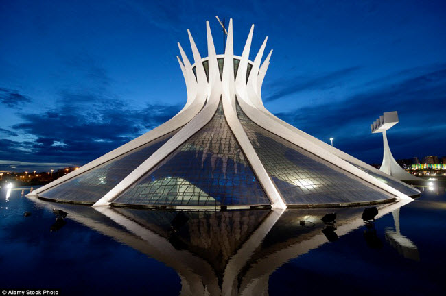 Nhà thờ Brasilia là một trong những công trình ấn tượng nhất tại Brazil và hấp dẫn du khách nhất tại thủ đô Brasilia. Bên trong nhà thờ có một giáo đường rộng được lấy ánh sáng tự nhiên từ bên ngoài.
