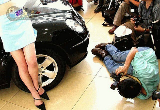 Anh đến đây chụp xe hay chụp người vậy?