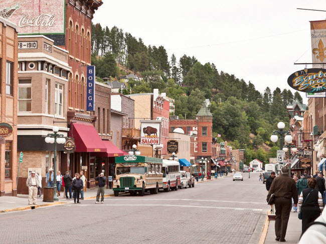 Du khách như lạc tới miền tây hoang dã khi trải nghiệm cuộc sống ở thành phố Deadwood, bang South Dakota. Nơi đây có những khách sạn lớn, casino hay tái hiện các cuộc đấu súng.