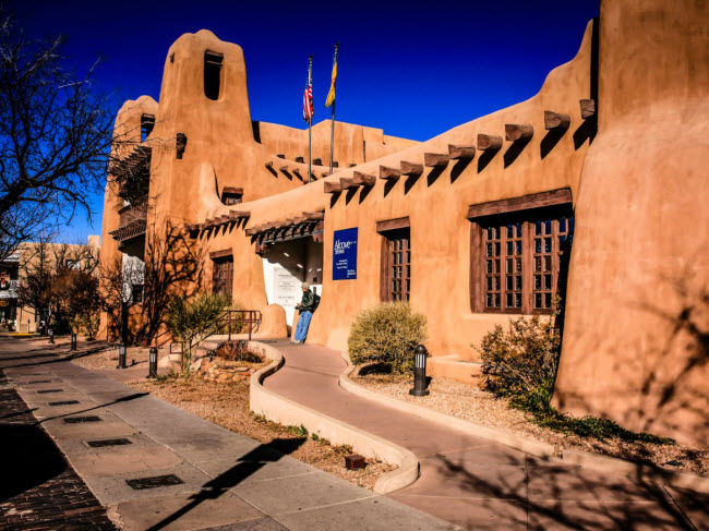 Thành phố Santa Fe ở bang New Mexico là một thánh địa văn hóa và nghệ thuật, với 200 phòng triển lãm nghệ thuật và một nhà hát lớn.