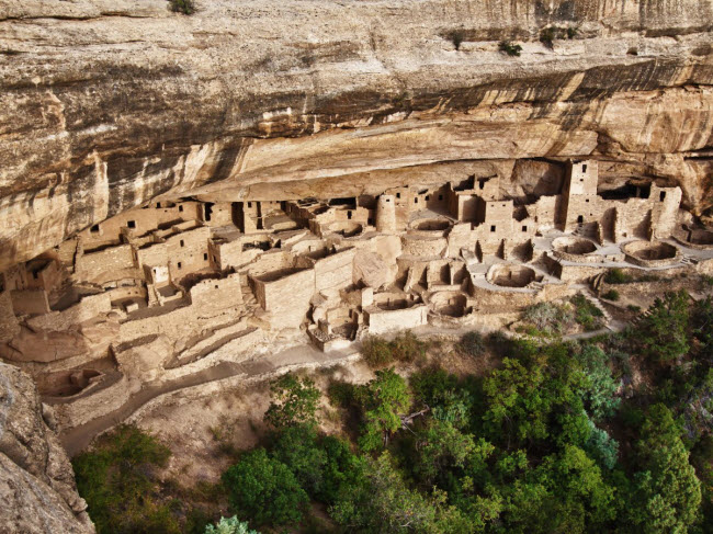 Vườn quốc gia Mesa Verde ở bang Colorado nổi tiếng với hơn 5.000 khu khảo cổ, khắc họa cuộc sống của người Pueblo từ năm 600 đến 1300 sau Công nguyên.