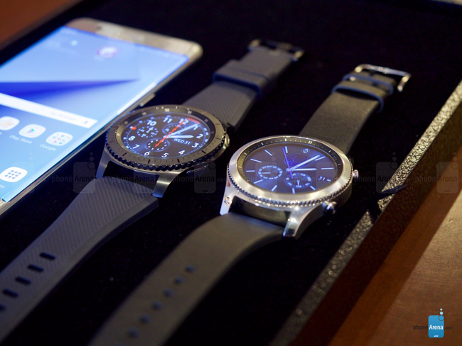 Về thiết kế, Gear S3 sở hữu lớp vỏ làm bằng thép không gỉ 316L – một chất liệu được dùng phổ biến trong lĩnh vực chế tác đồng hồ, cho phép nó chống được quá trình ăn mòn của nước biển.