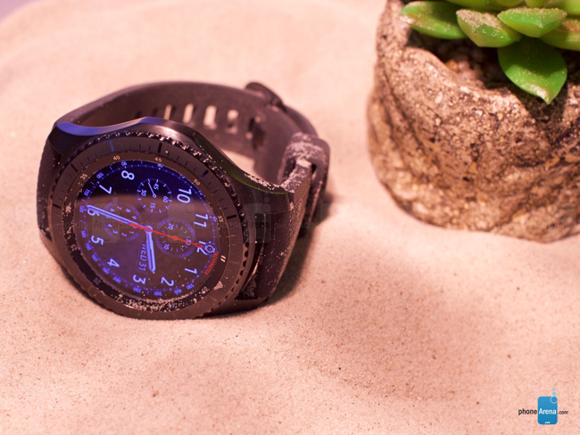 Gear S3 sẽ khởi chạy nền tảng Tizen 2.3.2 giúp tương tích với tất cả smartphone Android 4.4.4 hoặc mới hơn và có RAM 1.5 GB trở lên. Phiên bản phần mềm hỗ trợ iOS cũng đang được Samsung thử nghiệm và sớm phát hành trong thời gian tới.