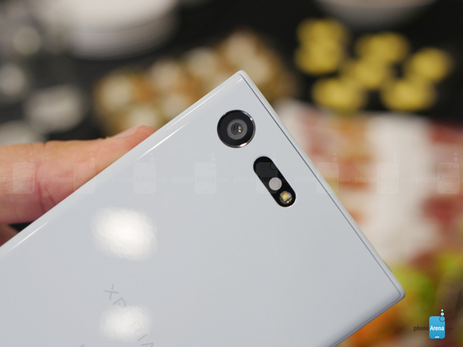 Xperia X Compact được trang bị một camera phía sau với độ phân giải 23 MP, sử dụng cảm biến 1/2.3&#34; Exmor RS với một ống kính rộng 24mm có khả năng tự động lấy nét kép.