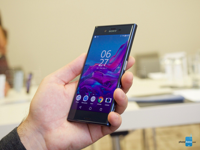 Xperia XZ có kích thước 146 x 72 x 8.1mm cùng trọng lượng 161 gram. Máy sở hữu một màn hình 5,2 inch với với sự bảo vệ của một khung kim loại cao cấp.