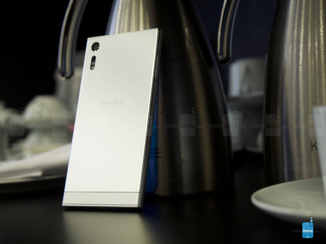 Đáng tiếc là camera của Xperia XZ không được trang bị khả năng ổn định hình ảnh quang học mà thay vào đó là hệ thống phầm mềm ổn định hình ảnh 5 trục &#40;bắt chước dòng Handycam&#41;. Tuy nhiên, đây là sản phẩm đầu tiên của dòng sản phẩm X-Series có khả năng quay video 4K.