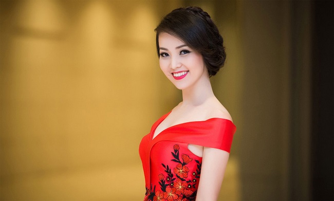 Cánh mày râu &#34;đứng tim&#34; khi ngắm á&nbsp;hậu cuộc thi Hoa hậu Việt Nam 2008&nbsp;Thụy Vân nở nụ cười, lộ ra đôi má lúm đồng tiền.&nbsp;