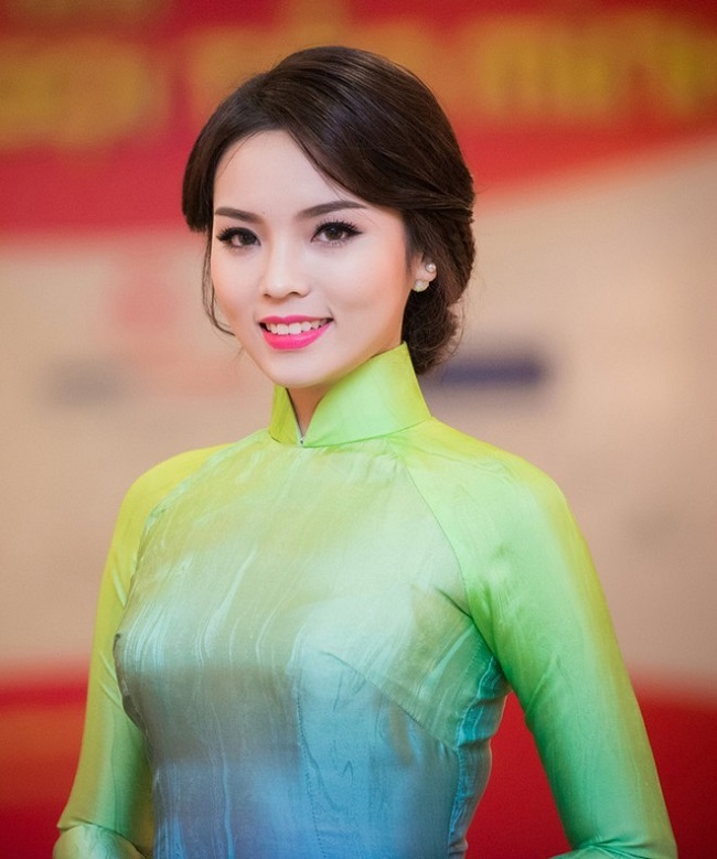 Hoa hậu Kỳ Duyên xuất hiện với&nbsp;cười &#34;chuẩn mực&#34; trong các bộ ảnh thời trang.
