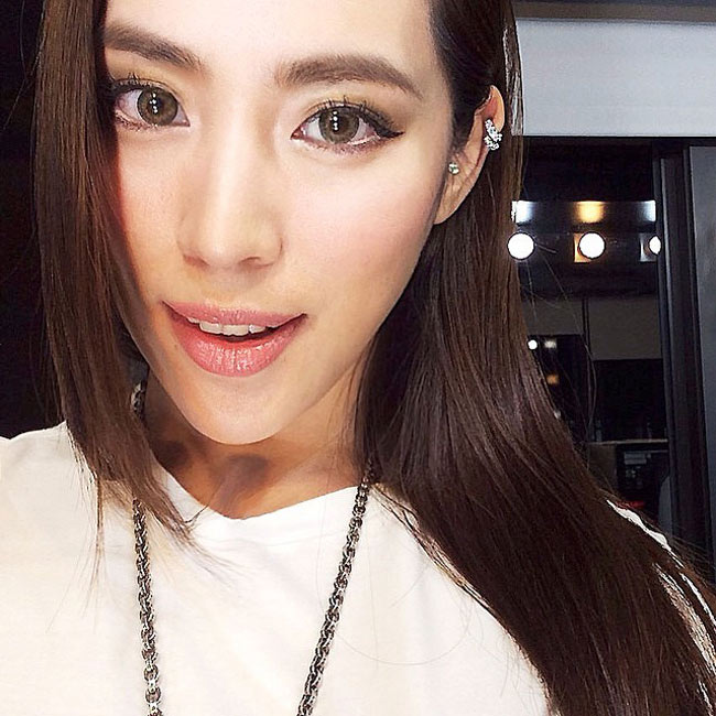 Trên Instagram, cô thường xuyên khoe những chuyến du lịch xa xỉ và những món đồ hàng hiệu.