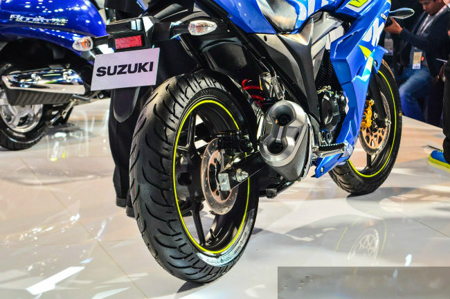 Với giá bán này, Suzuki Gixxer SF FI cao hơn phiên bản tiêu chuẩn khoảng 1,6 triệu đồng và có thêm trang bị phanh đĩa sau như là một tiêu chuẩn. Trong khi Gixxer SF FI có vẻ ngoài dường như không thay đổi, trên xe vẫn không có nút đề xe.