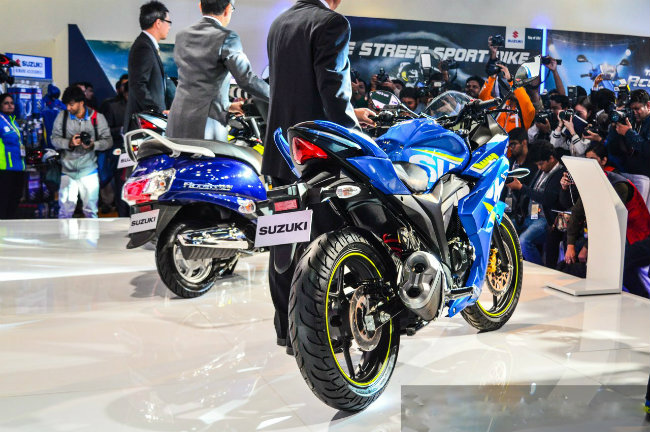 Điều này được cho là Gixxer SF vốn dĩ đã là một chiếc xe có có ngoại hình ưa nhìn kể từ phiên bản GSX-1000 được lấy cảm hứng từ mẫu xe đua MotoGP.
