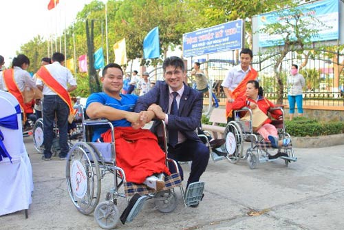 Mang niềm vui đến cho người khuyết tật miền Tây - 1