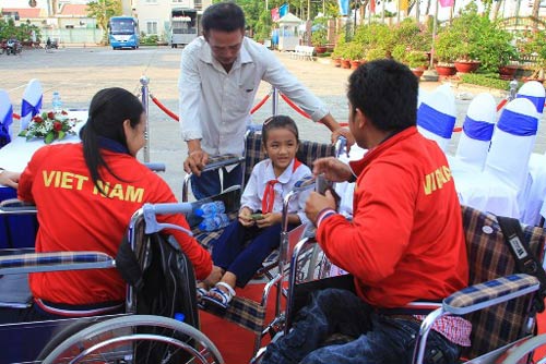 Mang niềm vui đến cho người khuyết tật miền Tây - 2
