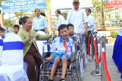 Mang niềm vui đến cho người khuyết tật miền Tây - 5