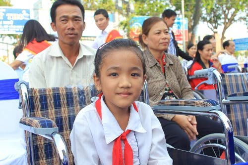 Mang niềm vui đến cho người khuyết tật miền Tây - 6