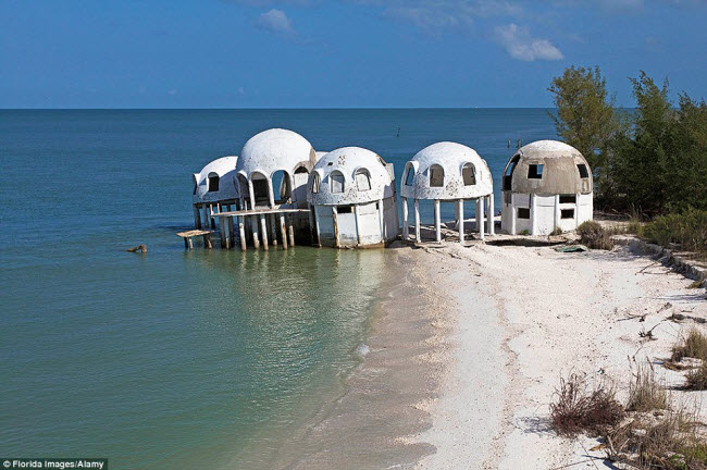 Được xây đầu những năm 1980&nbsp;tại thành phố Cape Romano,&nbsp;bang Florida &#40;Mỹ&#41;, những ngôi nhà dùng năng lượng mặt trời này có người ở trong khoảng 10 năm. Nhưng năm 1992, cơn bão Andrew đã gây thiệt hại nặng nề cho khu vực và các ngôi nhà tiếp tục bị tàn phá bởi cơn bão Wilma vào năm 2005.
