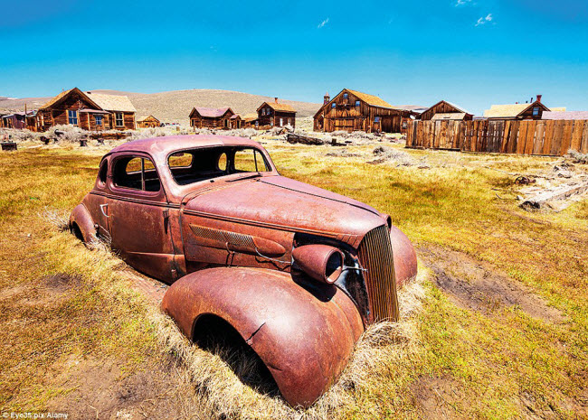 Khi vàng được phát hiện ở thị trấn Bodie,&nbsp;bang California &#40;Mỹ&#41;, vào năm 1859, nơi đây trở thành một thị trấn nhộn nhịp, nhưng sau đó sớm lụi tàn bởi những cơn sốt tìm vàng mới. Ngày nay, Bodie vẫn duy trì trạng thái đổ nát và trở thành một điểm du lịch hấp dẫn.