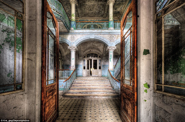 Bệnh viện Beelitz-Heilstätten tại thành phố Brandenburg, được xây dựng để&nbsp;phục vụ quân đội trong chiến tranh thế giới thứ nhất và thứ hai. Nhưng công trình bị bỏ hoang sau khi quân đội Nga rút khỏi đây vào năm 1994.