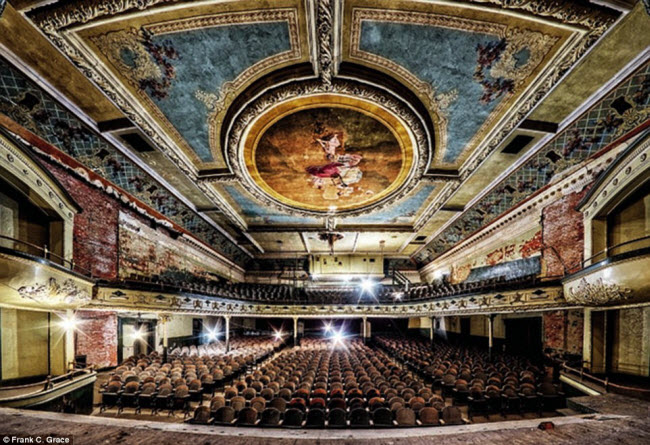 Nhà hát Orpheum với sức chứa 1.500 chỗ ngồi, mở cửa năm 1912 tại thành phố New Bedford, Massachusetts &#40;Mỹ&#41;. Sau đó nhà hát được dùng làm rạp chiếu phim trước khi đóng cửa vào năm 1959 và bị bỏ hoang cho đến nay.