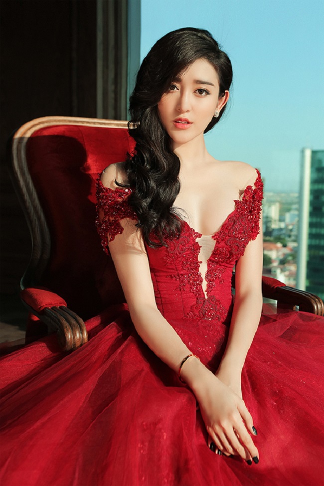 Á hậu từng &#34;mang chuông đi đánh xứ người&#34; tại cuộc thi&nbsp;Siêu Mẫu Châu Á 2011. Năm ấy, Huyền My cao 1m71.