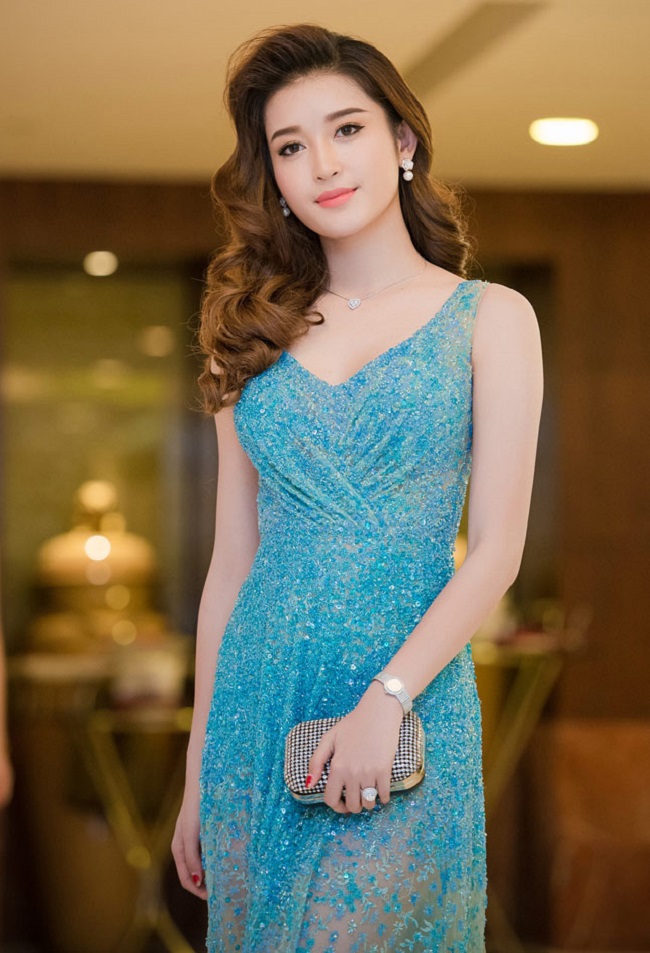 Các trang phục dạ hội, đi dự sự kiện của Huyền My hầu hết đều thông qua sự tư vấn của mẹ mình.