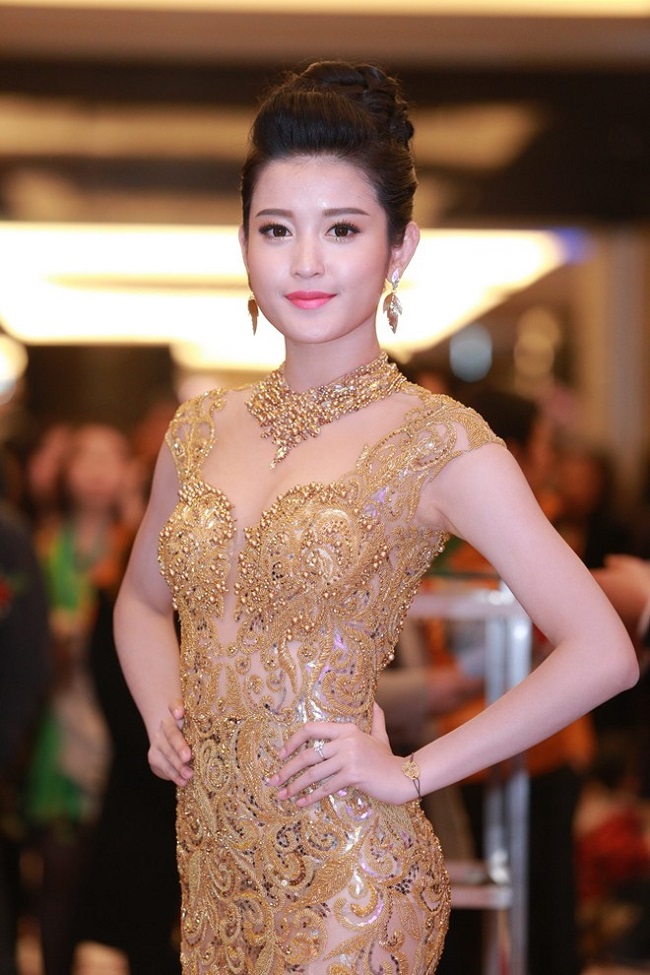 Mẹ của á hậu chia sẻ: &#34;Về&nbsp;vấn đề trang phục, tôi thường tham khảo các nhà thiết kế để lựa chọn.&nbsp;Trước mỗi sự kiện Huyền My tham gia, gia đình tôi đều bàn bạc từng chi tiết từ trang phục, cách xuất hiện như thế nào để mọi việc được suôn sẻ nhất.&#34;