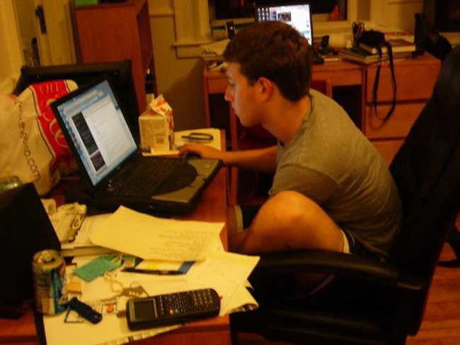 Năm 2003, tại ký túc xá Trường ĐH Harvard (Mỹ), Mark Zuckerberg đã lập trình trang web gọi là "The Face". Trang web đăng tải&nbsp;các hình ảnh đánh cắp&nbsp;từ hệ thống quản lý sinh viên của nhà trường, thu hút 22.000 lượt truy cập từ 450 người chỉ trong&nbsp;4 giờ đầu tiên. Sau đó, nhà trường đã yêu cầu Mark phải hạ website.
