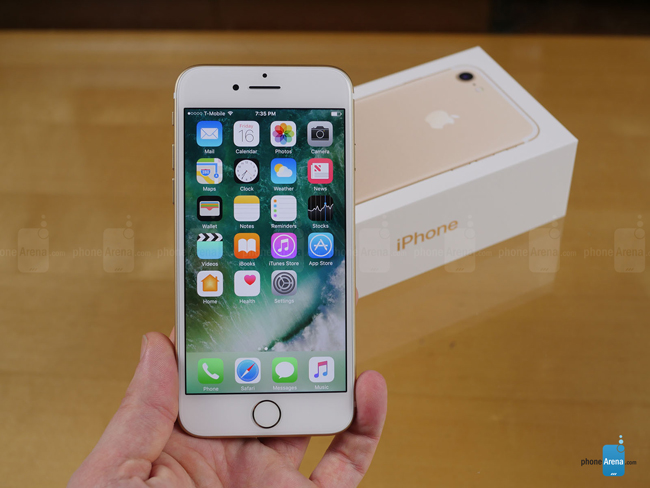 iPhone 7 sở hữu thiết kế giống với phiên bản tiền nhiệm, nhưng được trang bị thêm nhiều công nghệ mới, hiệu suất mạnh và mức giá bằng với phiên bản ra mắt cách đây 1 năm.