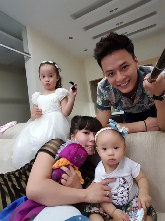 Hồng Đăng sớm kết hôn khi mới ngoài 20 tuổi. Hiện tại anh có cuộc sống hạnh phúc bên vợ và hai con. Được mệnh danh &#34;nam thần màn ảnh Việt&#34;, Hồng Đăng phải nhiều lần diễn cảnh tình tứ với bạn đồng nghiệp khác giới. Anh cũng chia sẻ đó là những cảnh phim &#34;không dám cho vợ nhìn thấy&#34; vì &#34;sợ ghen&#34;.