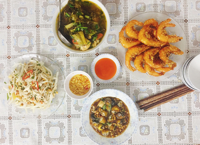 Gỏi gà chua ngọt.&nbsp;Tôm chiên.&nbsp;Cút lộn xào me.&nbsp;Canh cá nấu dưa chua.