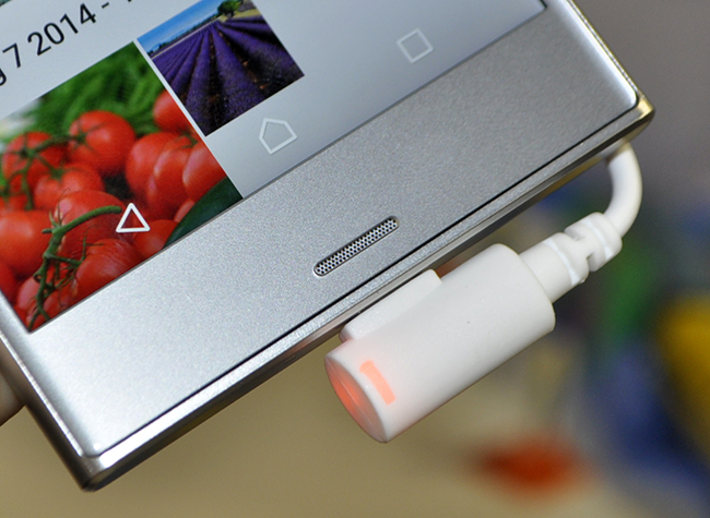 Sony cho biết, Xperia XZ được trang bị vi&nbsp;xử lý Qualcomm&nbsp;Snapdragon&nbsp;820 hỗ trợ kết nối mạng 4G-LTE.