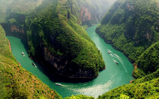 Du khách có thể chiêm ngưỡng những phong cảnh đẹp mê hồn khác hai bên sông Trường Giang trên những con tàu du lịch chạy dọc dòng sông.
