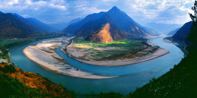 Trường Giang là con sông dài nhất ở Trung Quốc và dài thứ ba trên thế giới. Đập Tam Hiệp trên dòng sông này là một trong những địa điểm du lịch hấp dẫn.