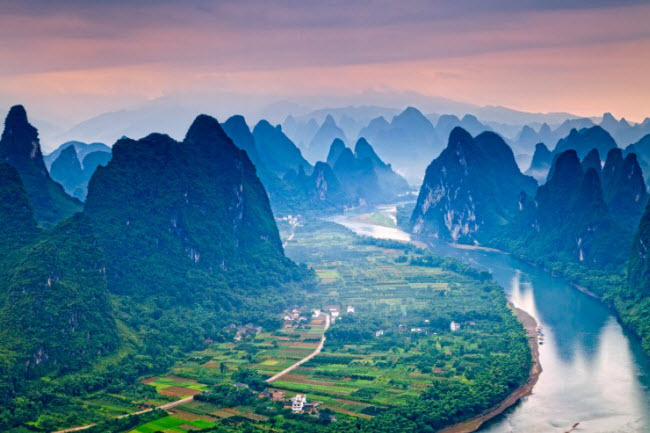 Được bao quanh bởi các ngọn núi đá hùng vĩ, rừng cây và thung lũng xanh mướt, sông Quế Giang ở Trung Quốc là một trong những nơi có phong cảnh đẹp nhất thế giới.