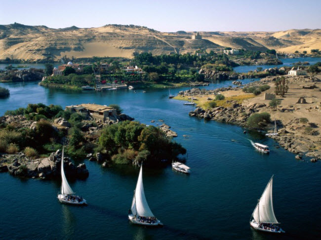 Nile là con sông dài nhất thế giới, chảy qua phần lớn lục địa châu Phi. Du khách có thể khám phá cảnh đẹp dọc dòng sông này bằng đường thủy, bộ hay trên không.