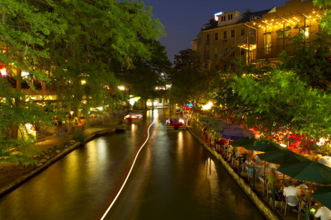 Lối đi bộ dọc sông San Antonio là một trong những địa điểm nhộn nhịp nhất thành phố Downtown San Antonio, bang Texas, Mỹ.