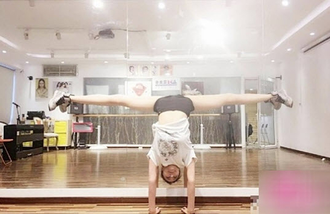 Nhờ vào việc tập luyện yoga nên Jin có thể dễ dàng xoạc chân 180 độ ngay cả với tư thế &#34;trồng cây chuối&#34;.