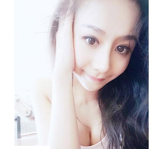 Cô gái &#34;nghiện xoạc chân&#34; còn có gương mặt rất ưa nhìn.
