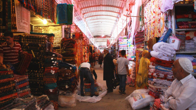 Thảm, trang sức, gia vị và thực phẩm được bán tại một khu chợ tại thành phố Kashgar.