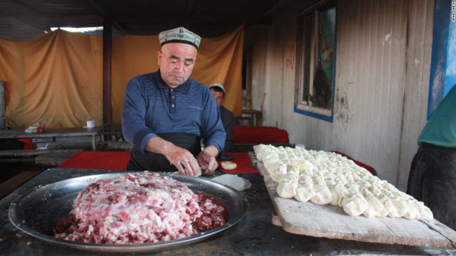 Người đàn ông làm bánh bao nhân thịt cừu&nbsp;tại&nbsp;khu chợ bán gia súc ở thành phố Kashgar.