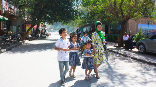 Một người phụ nữ Duy Ngô Nhĩ tham quan khu phố cổ ở Kashgar.